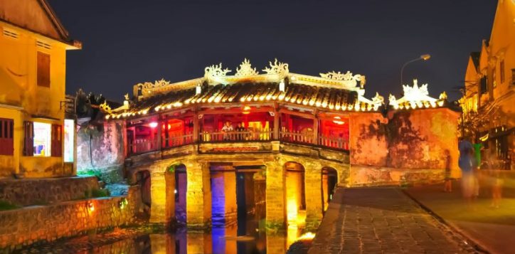 the-great-looking-japanese-bridge-with-some-stunning-lighting-hoian-2
