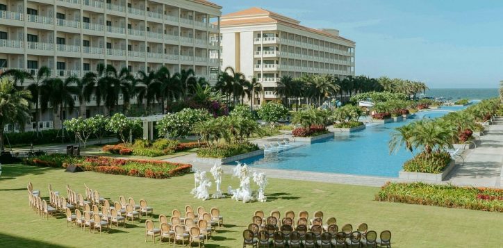 sheraton-grand-danang-beach-2