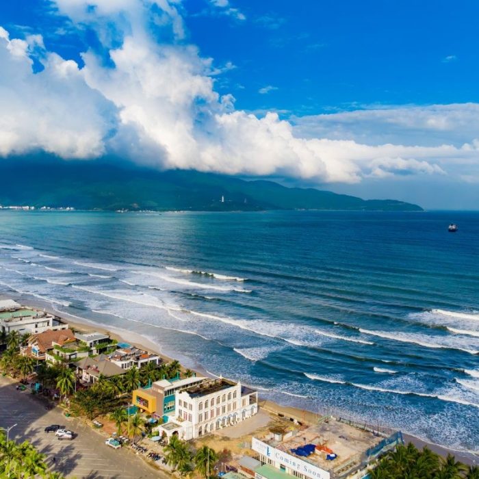 my-khe-beach-da-nang-surfing-paradise