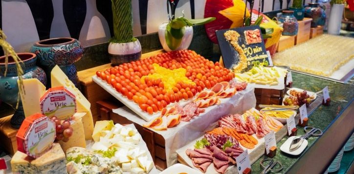 tra%cc%89i-nghie%cc%a3%cc%82m-buffet-mu%cc%9bng-da%cc%a3i-le%cc%82%cc%83-304-15-ta%cc%a3i-novotel-danang-premier-han-river-2