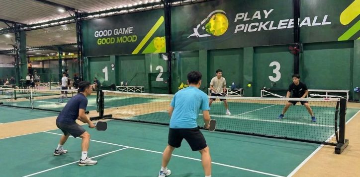 tran-dau-pickleball-soi-dong-tai-ak-club-pickleball-trong-san-trong-nha-dong-nguoi-choi-2