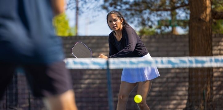 tran-dau-pickleball-da-nang-giua-hai-nguoi-tren-san-ngoai-troi-2